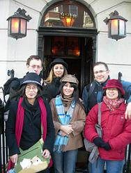 Tout le monde posent devant le 221b Baker Street, la clbre maison de Sherlock Holmes